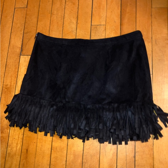 frilly mini skirt - Picture 2 of 6